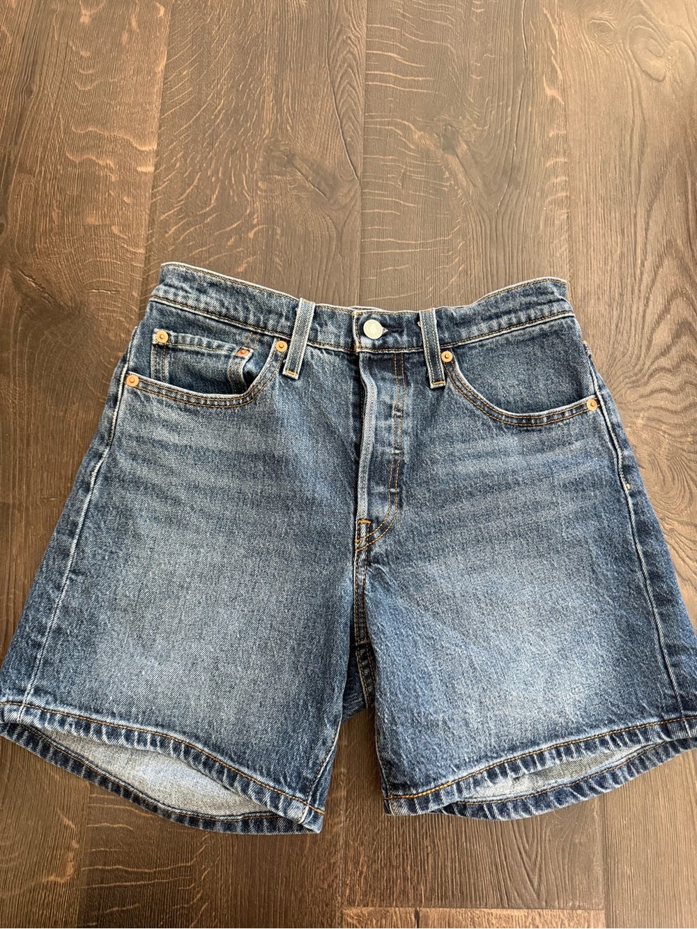 Levi’s 501 mid thigh shorts